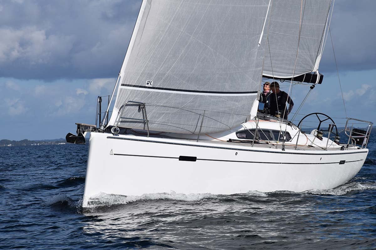 Cruising sailboat sailing upwind under a Titanium Double Taffeta genoa and mainsail
