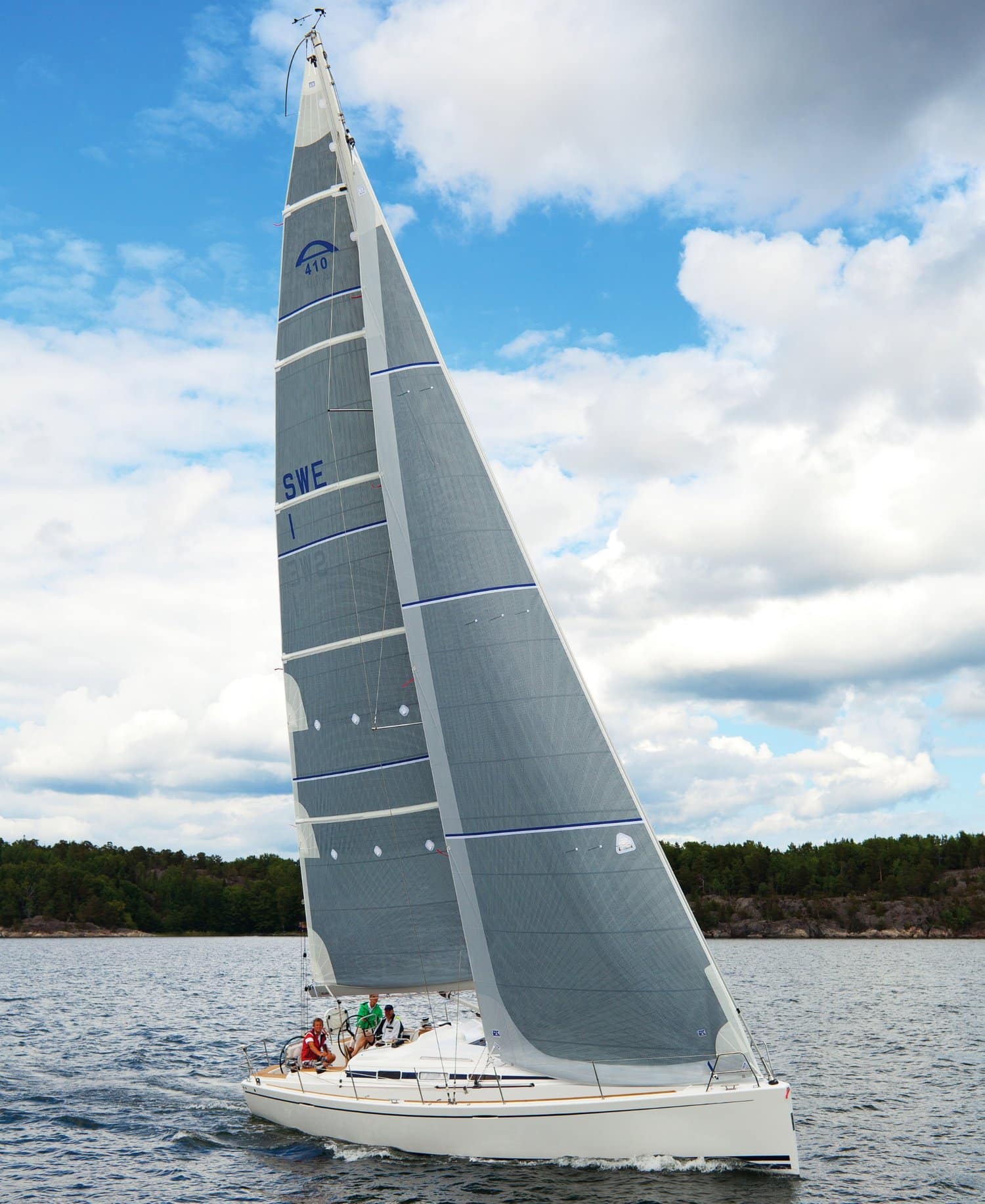 Arcona 410 sailing upwind under her Titanium Double Taffeta mainsail and genoa