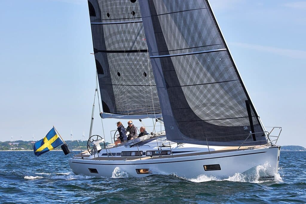 Linjett 39 sailing under X-Drive® main and genoa with crew and Swedish flag