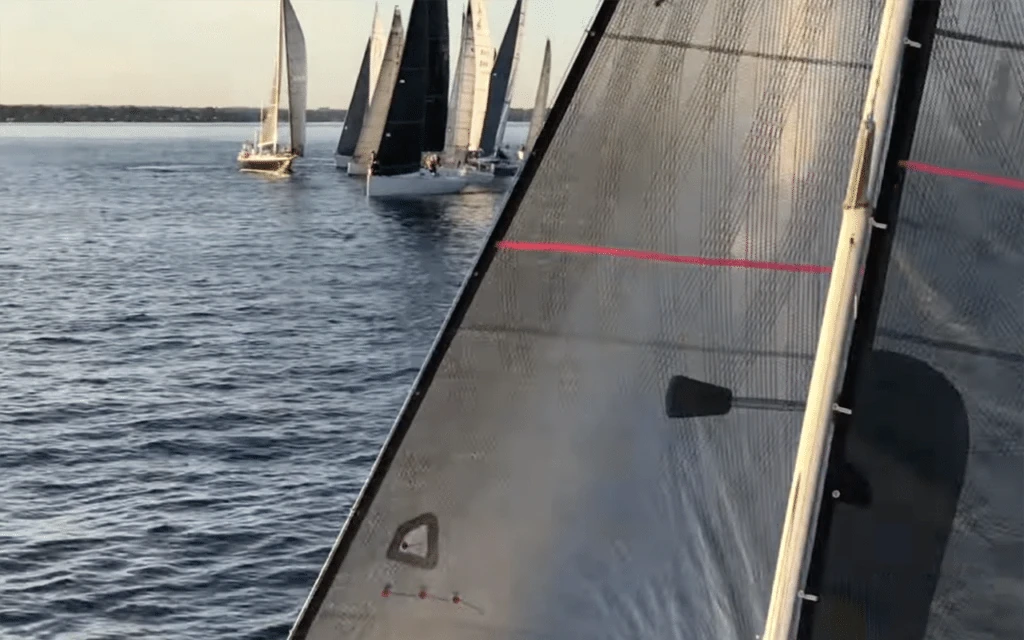 Platu 25 crosses the fleet on a port-tack start along a skewed line