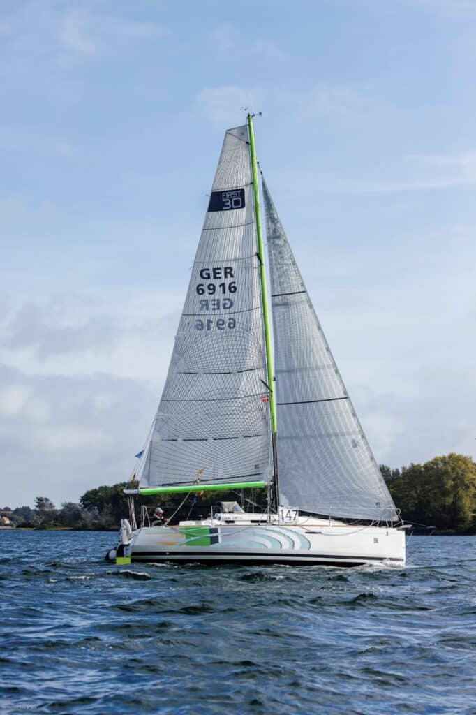 Open 30 racer GER 6916 reaching under a full black mainsail in the Silverrudder Challenge