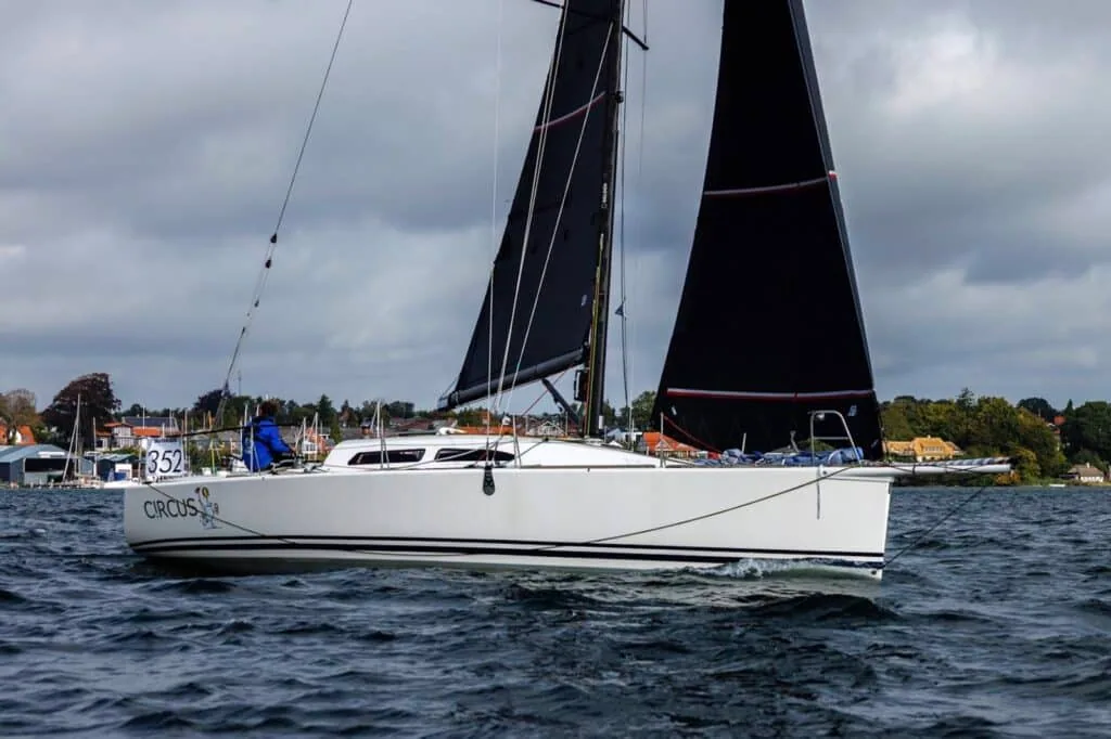 Racer named Circus, sail number 352, sailing under a dark headsail in the Silverrudder Challenge