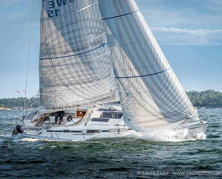 33-footer SWE 15 heeled on the wind under grey X-Drive® mainsail and genoa, spray flying, photo by Lasse Eklöf